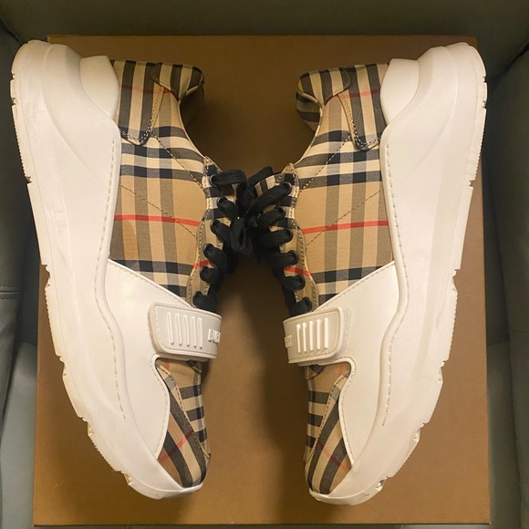 Burberry sneakers - Picture 6 of 10